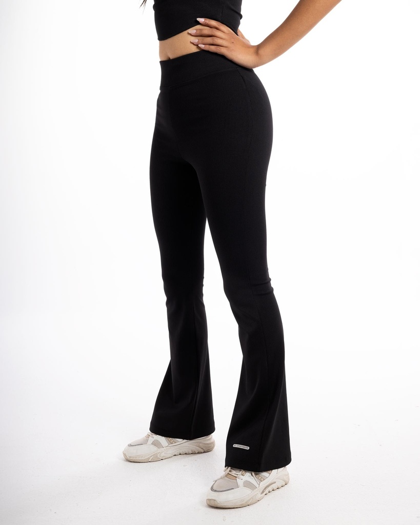 W - Ribbed charleston pants.